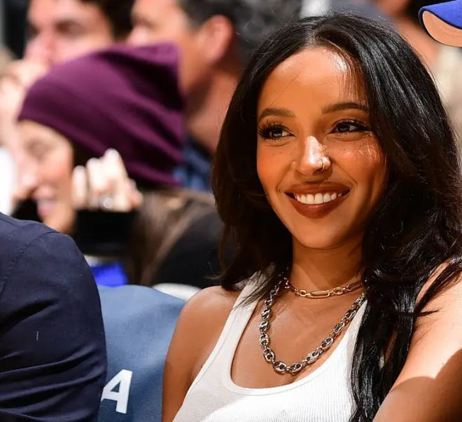 湖人队比赛现场现身，Tinashe回顾与本-西蒙斯的过