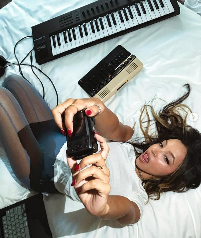 湖人队比赛现场现身，Tinashe回顾与本-西蒙斯的过