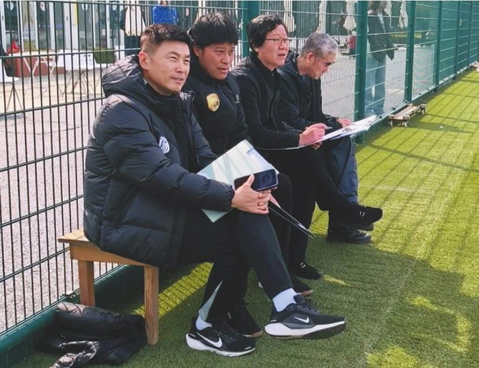 大连三队主帅与名宿齐聚青训基地 精选阵容备战