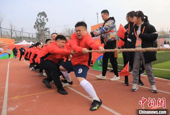 拔河比赛热火朝天。　王磊 摄