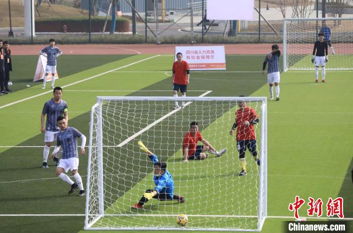 农民工进行足球比赛。　王磊 摄