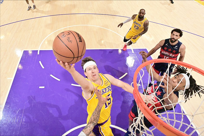 老詹刷新三双纪录 布朗尼首秀助湖人大胜奇才