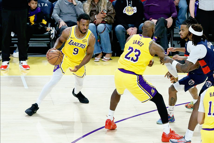 老詹刷新三双纪录 布朗尼首秀助湖人大胜奇才