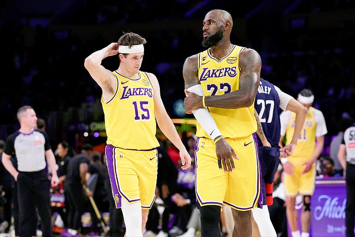 老詹刷新三双纪录 布朗尼首秀助湖人大胜奇才