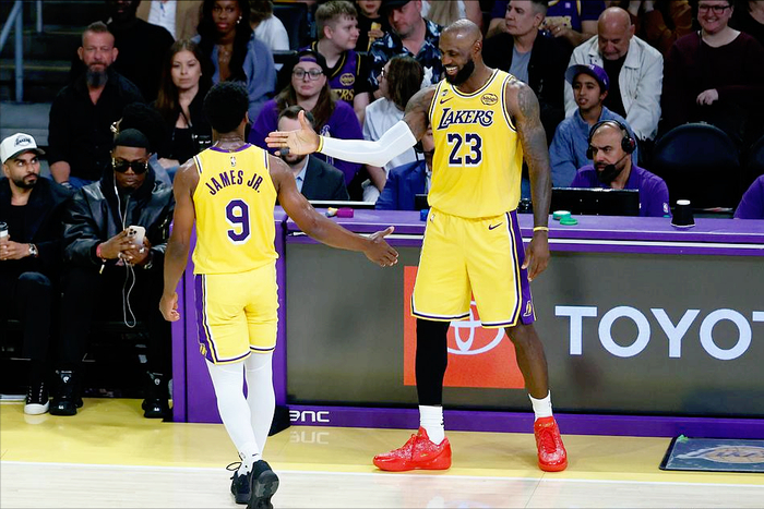 老詹刷新三双纪录 布朗尼首秀助湖人大胜奇才