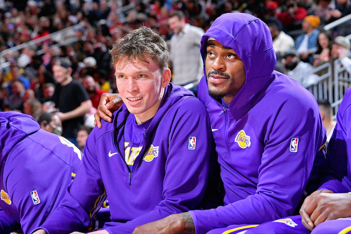 老詹刷新三双纪录 布朗尼首秀助湖人大胜奇才