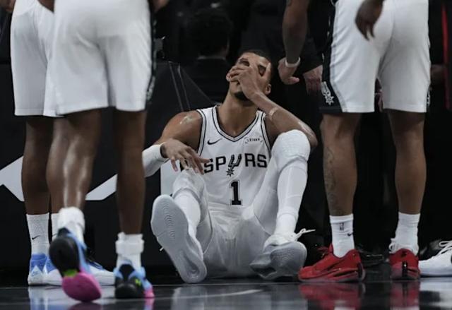 马刺主场失利与文班亚马伤退引关注 系列赛第三